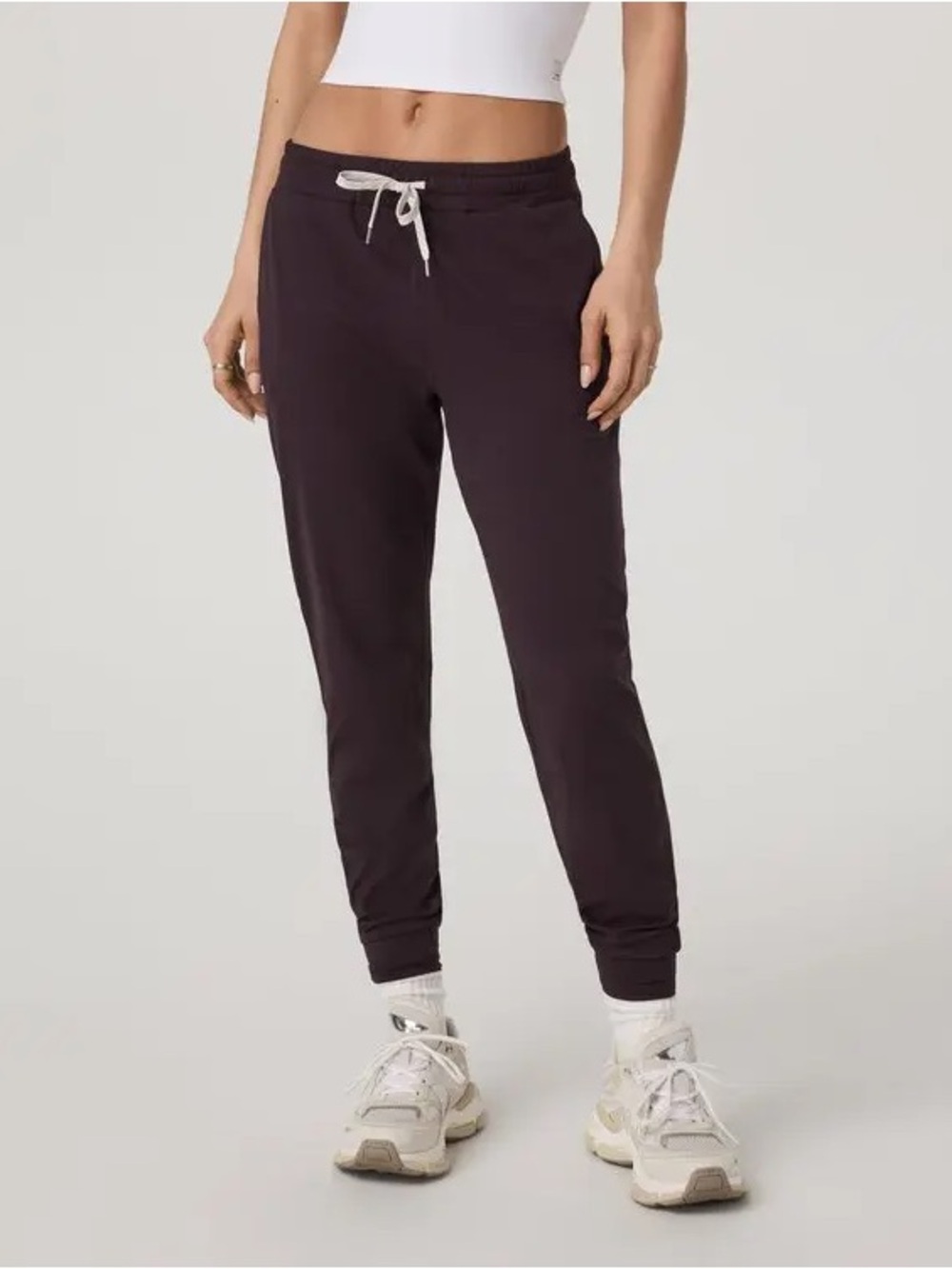 NWT Vuori Performance Jogger in Raisin